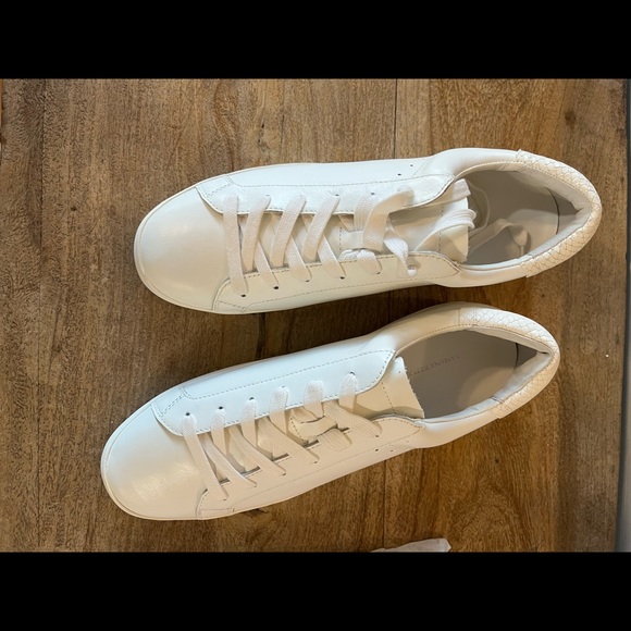Banana Republic white, casual, leather sneaker in 11M. - Picture 4 of 16